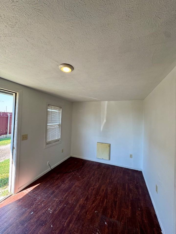 604 N Main St - Photo 3 of 12