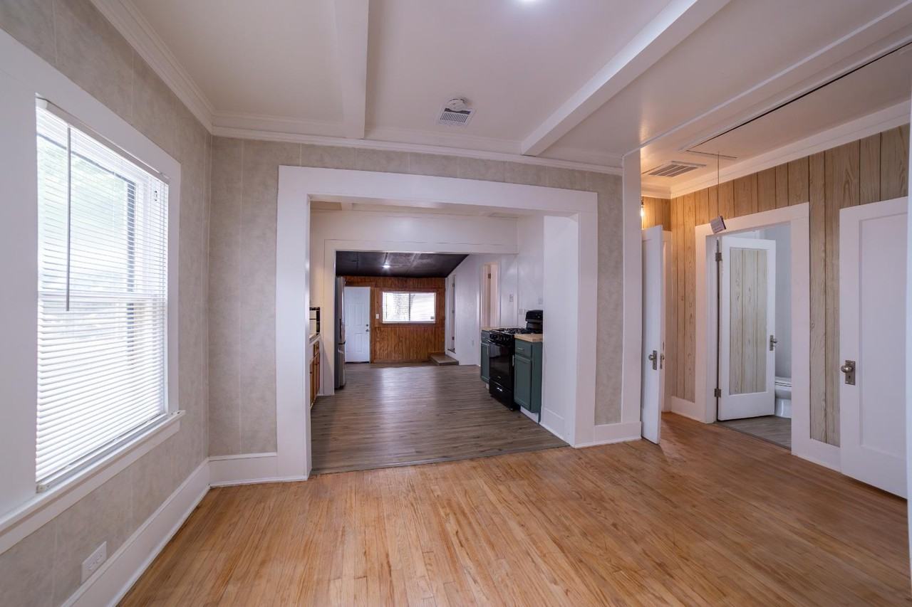 1927 Lee Hall - Photo 2 of 10