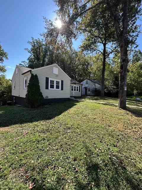 1303 Oakgrove Ave - Photo 2 of 8