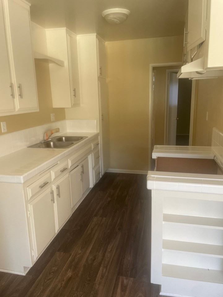 Courtyard Gardens Apartments - Photo 2 of 19