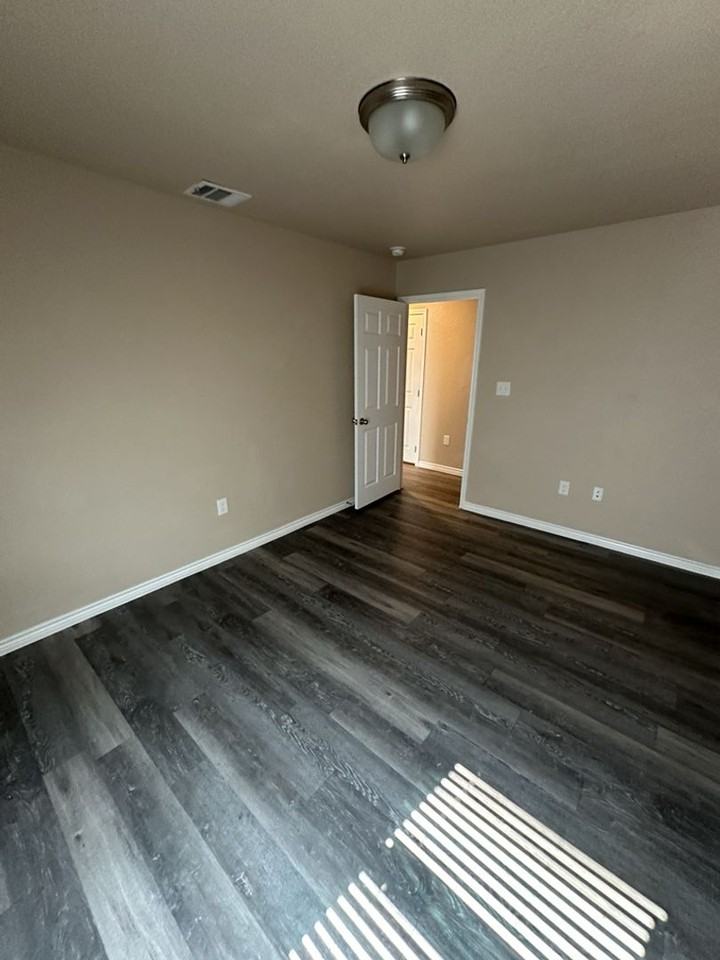 1010 Zora Dr #B - Photo 3 of 20