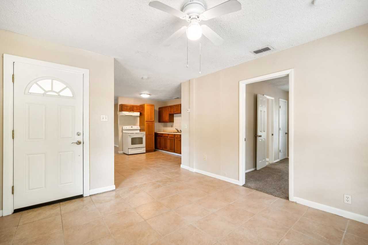 708 E Brawin Ave - Photo 5 of 23