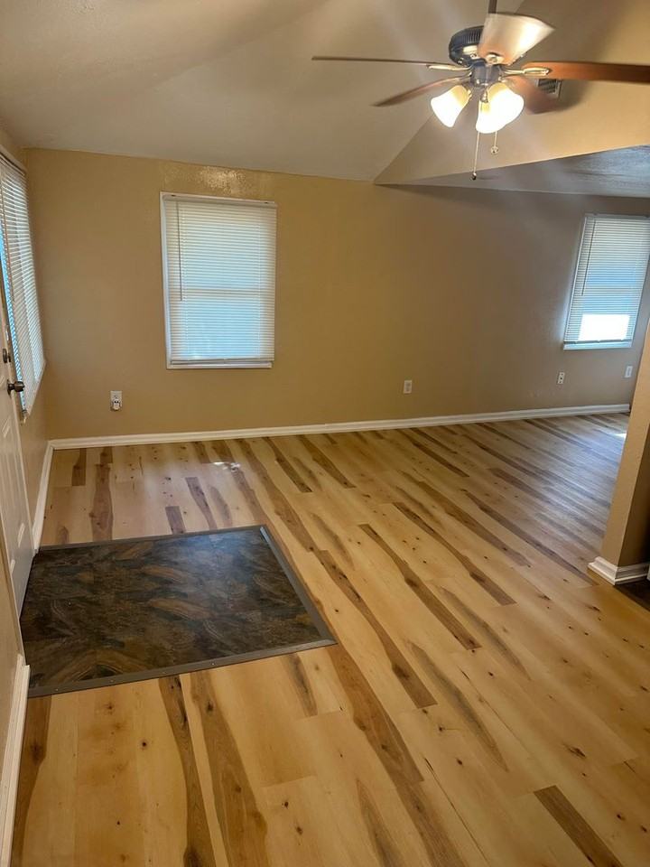1919 Summit Dr - Photo 2 of 9