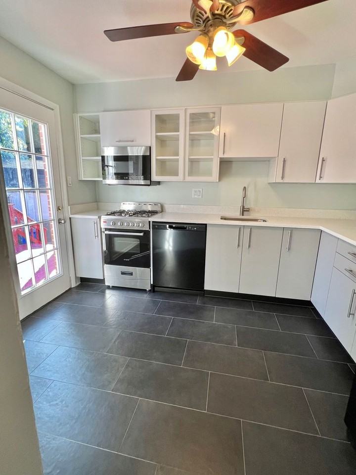 12215 Hunters Ln - Photo 3 of 27