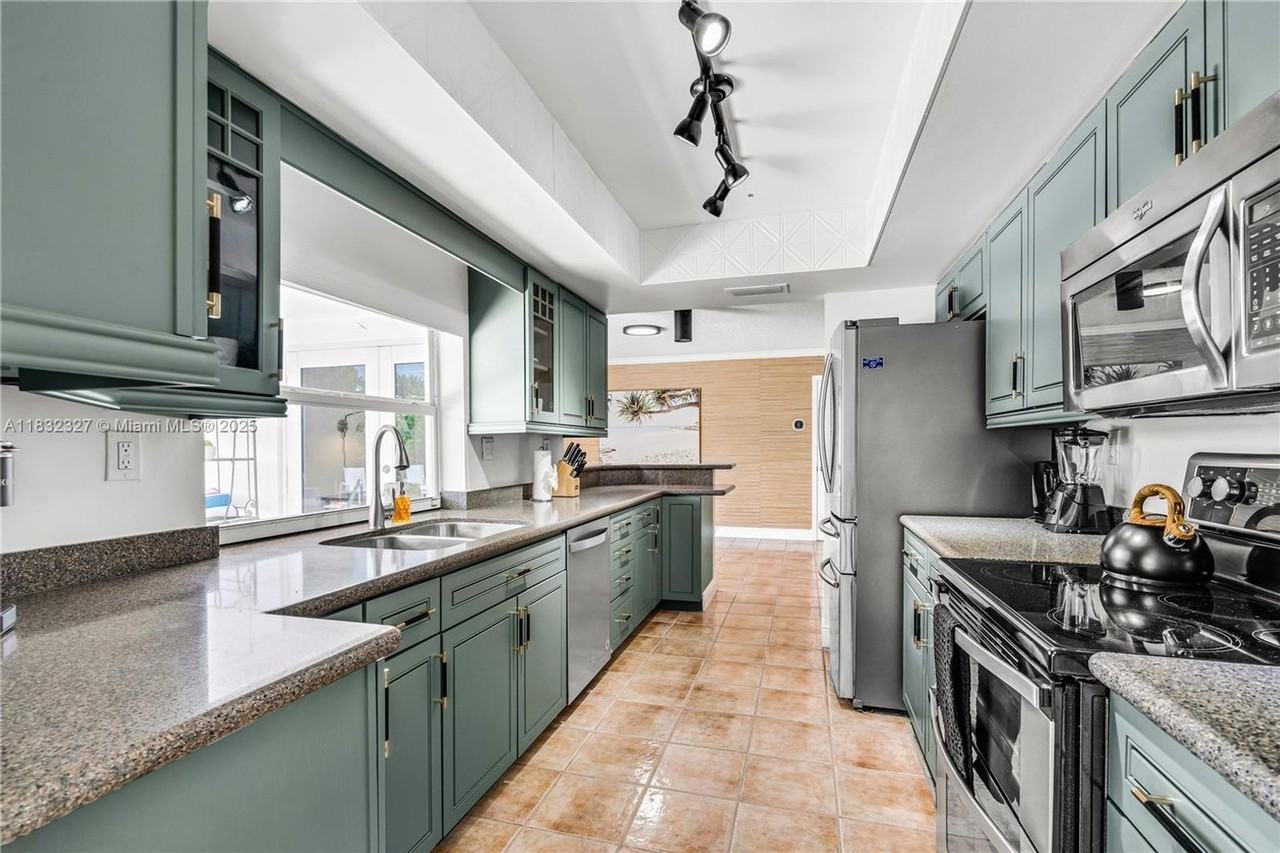 421 Sw 22nd Ave - Photo 4 of 29