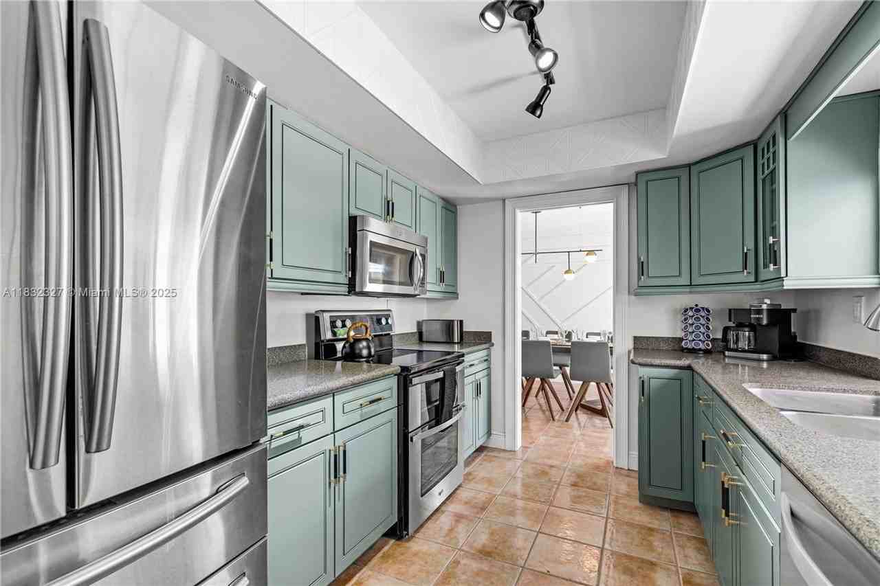 421 Sw 22nd Ave - Photo 6 of 29