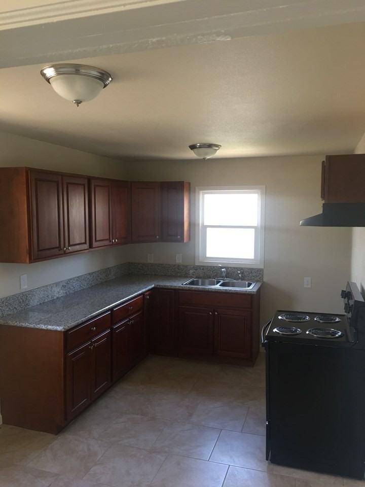 2549 S Lotus Ave - Photo 3 of 9