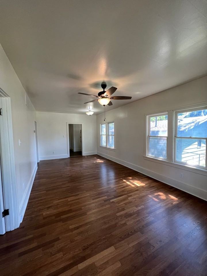 218 W Spruce St - Photo 2 of 10