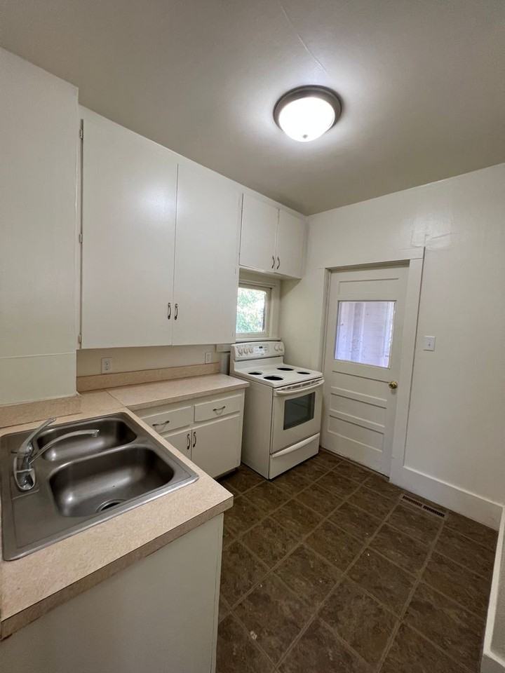 218 W Spruce St - Photo 4 of 10