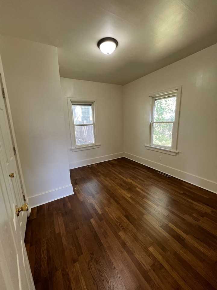 218 W Spruce St - Photo 6 of 10
