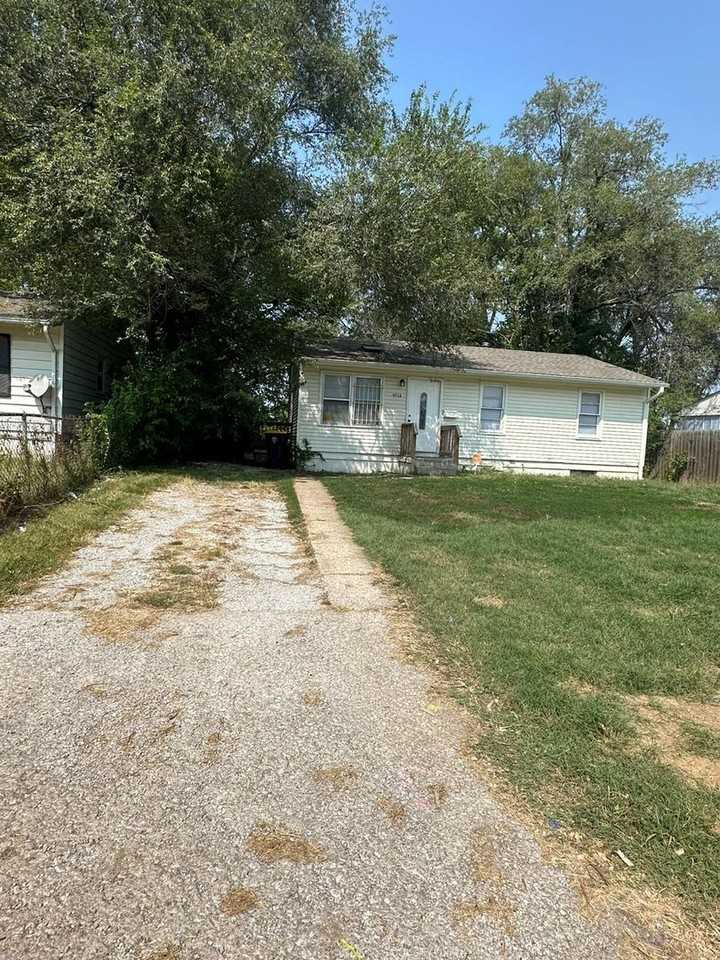 5716 E 39th St - Photo 2 of 11