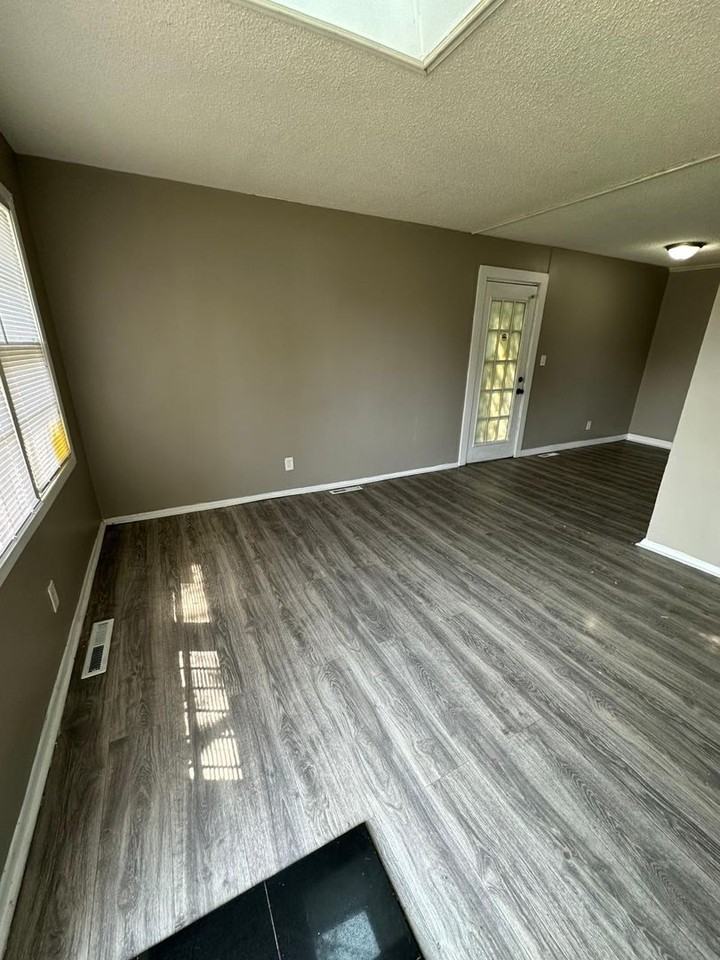 5716 E 39th St - Photo 3 of 11