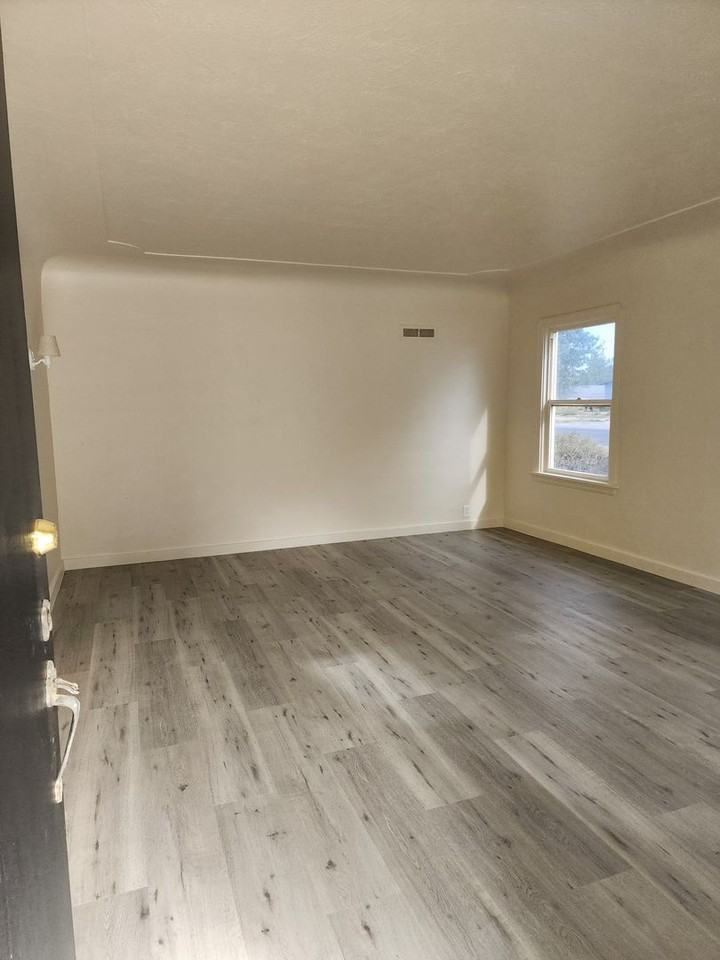 8543 Yosemite Boulevard - Photo 3 of 37