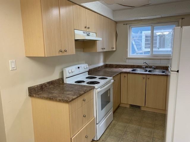 10132 103 Ave #F - Photo 2 of 9