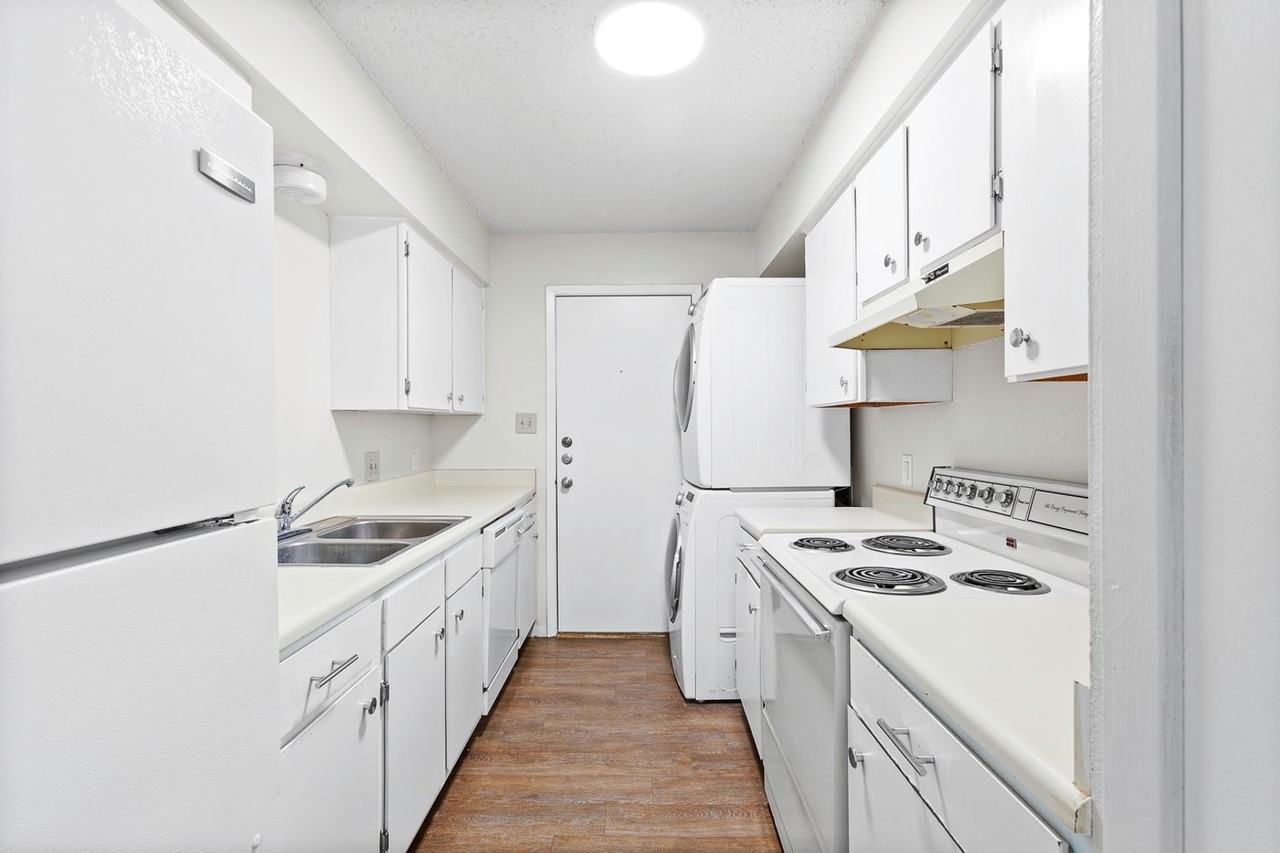 245 Craddock Ave #D - Photo 3 of 13