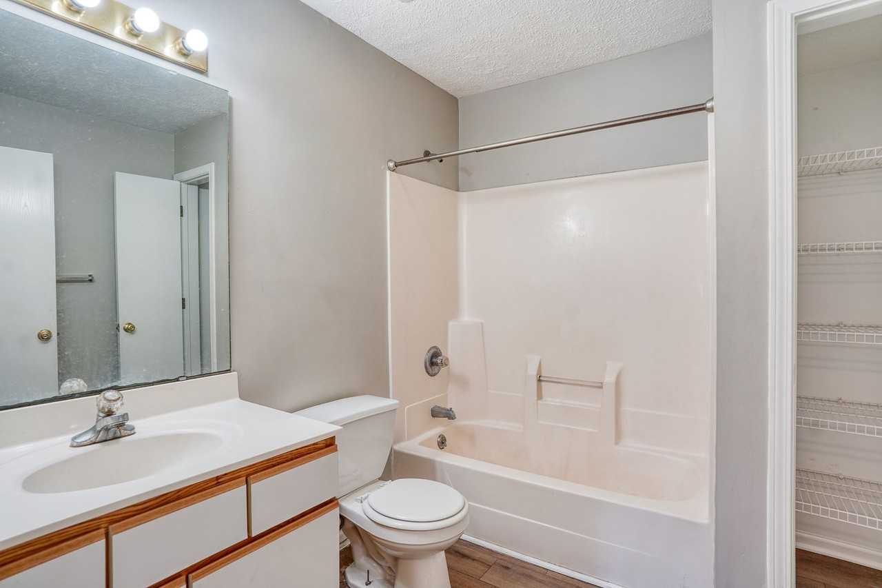 Holloway Street Apartments (1033) - Photo 4 of 5