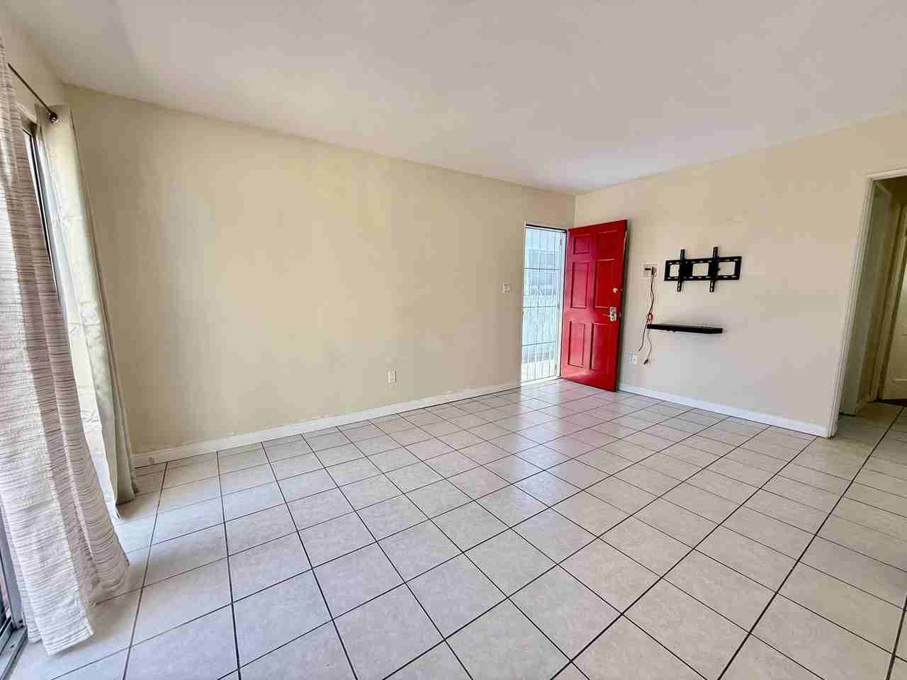 1048 Grand Ave - Photo 4 of 15