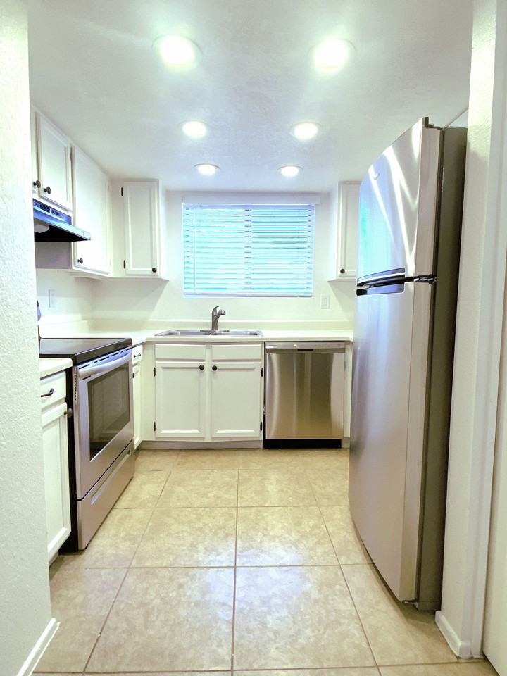 Grandview Condos - Photo 4 of 15