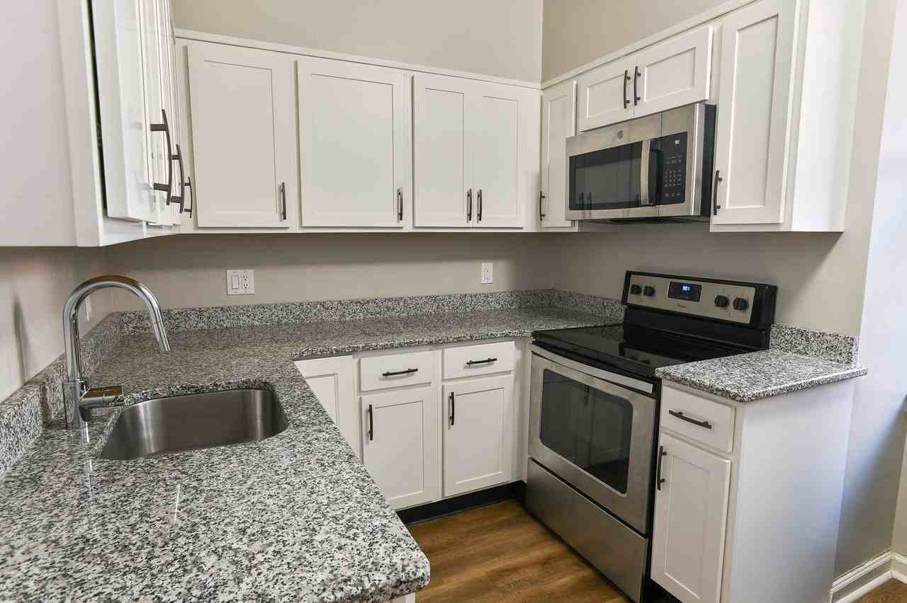 226 Forster St - Photo 3 of 37
