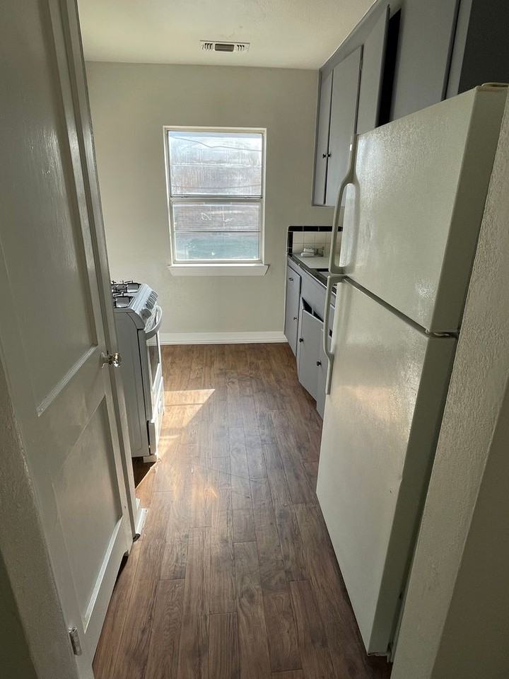 708 Roberts Street - Photo 4 of 9