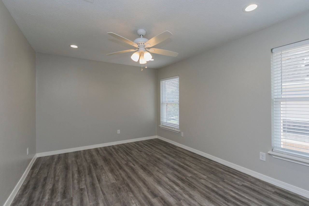 12929 Kingsbridge Ln - Photo 6 of 34