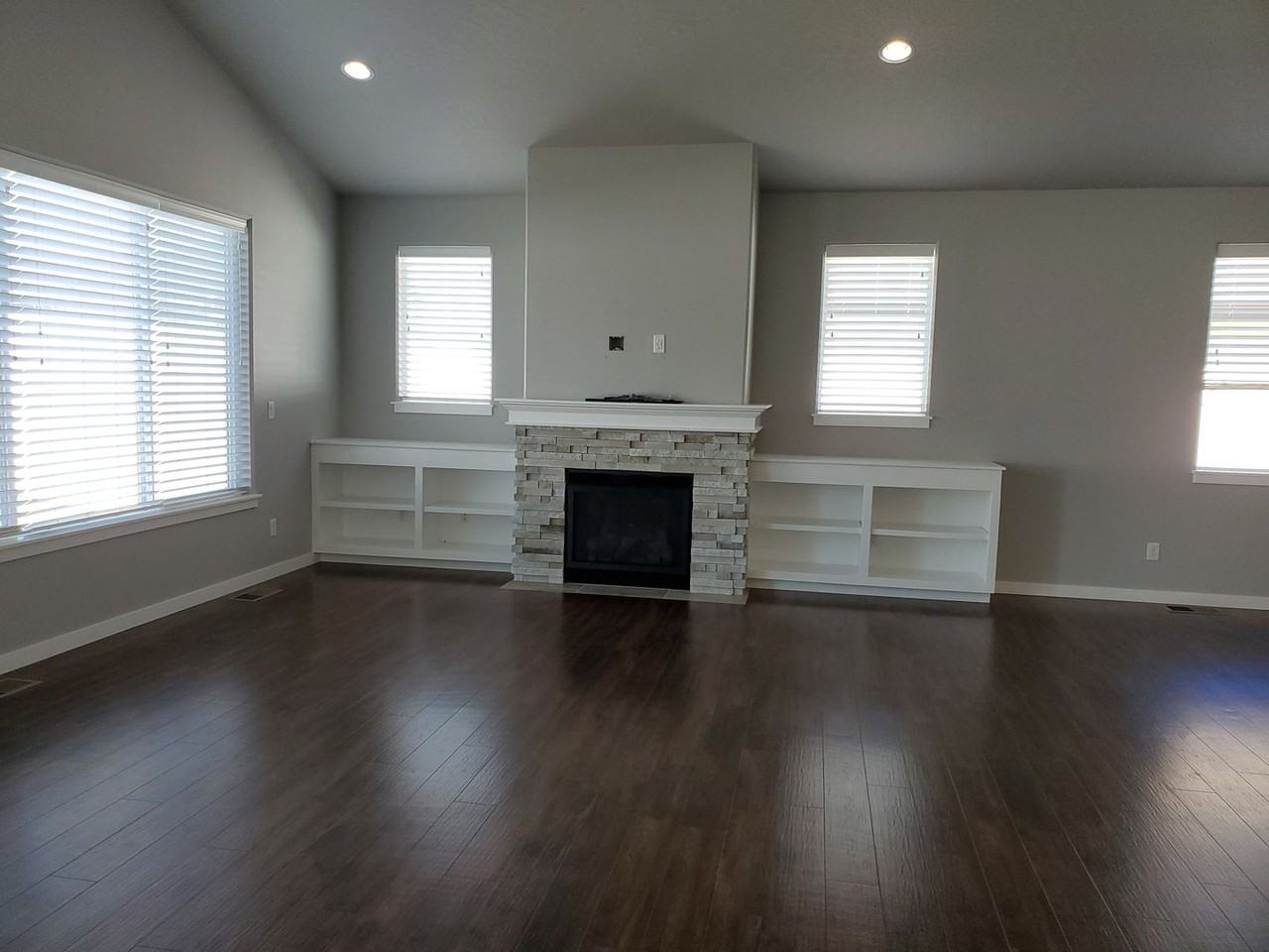 1679 N Chetco Dr - Photo 3 of 25