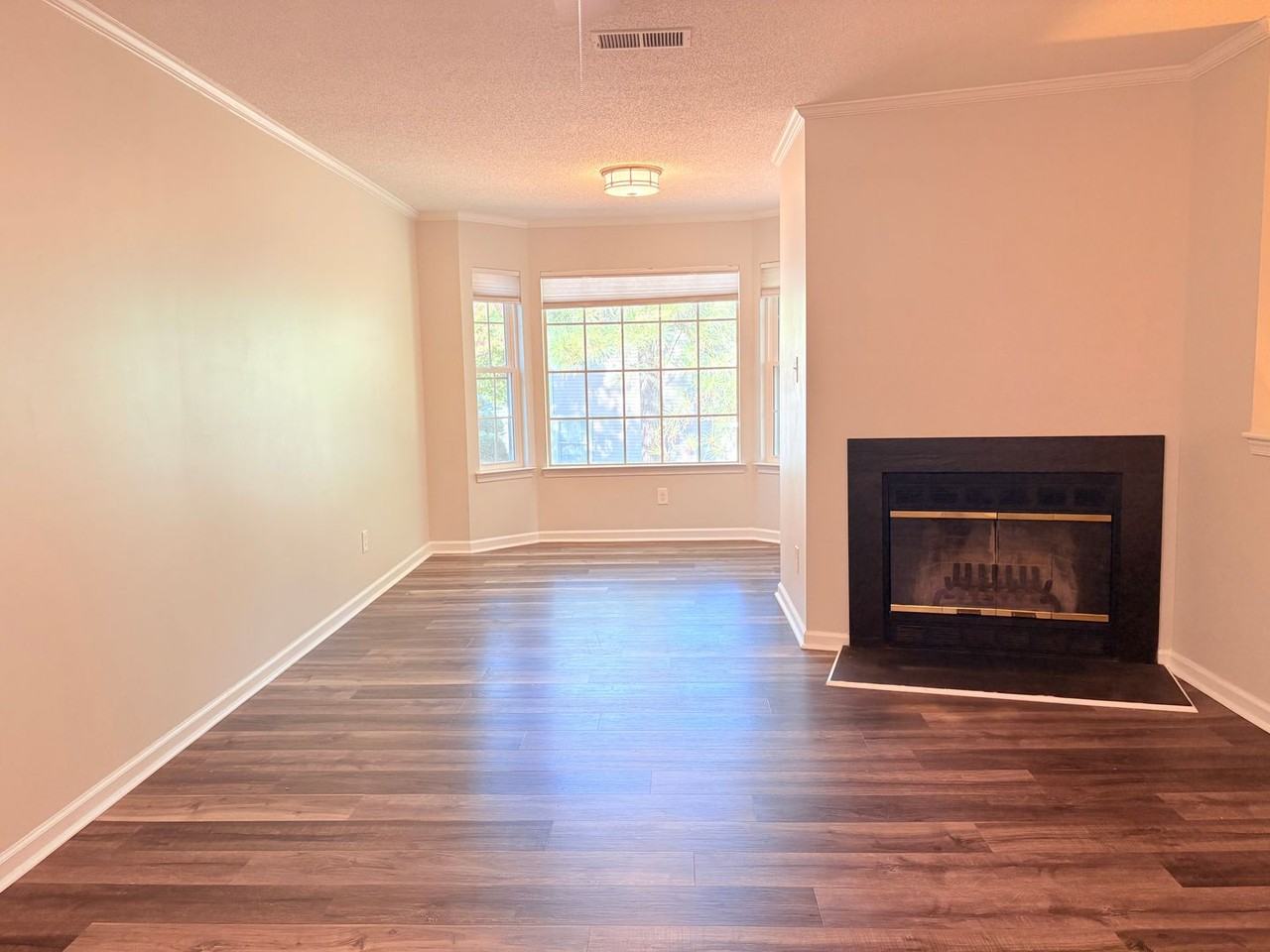 105 Stratford Dr Apt H - Photo 3 of 15