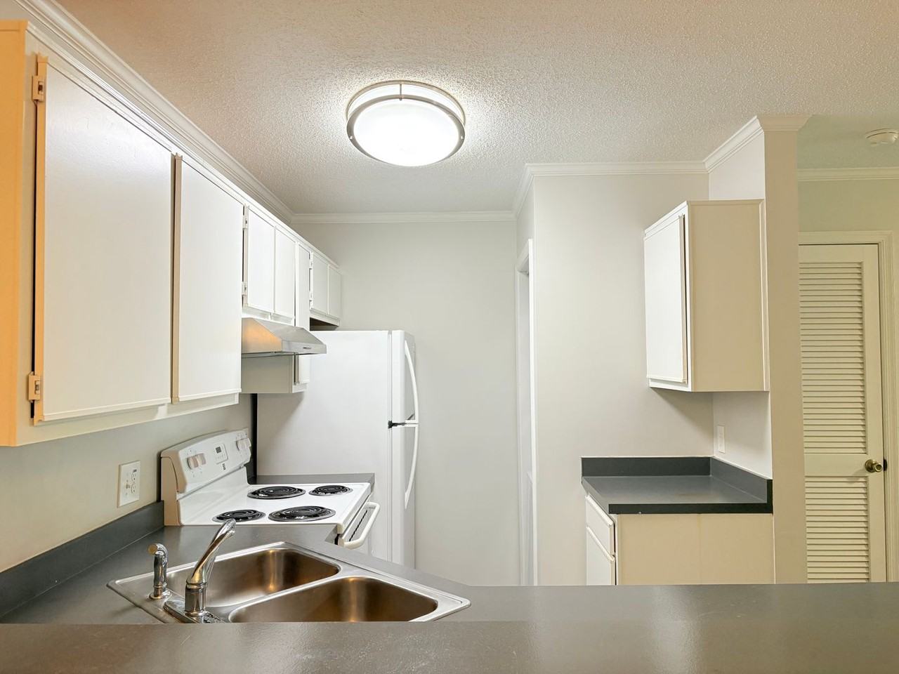 105 Stratford Dr Apt H - Photo 5 of 15