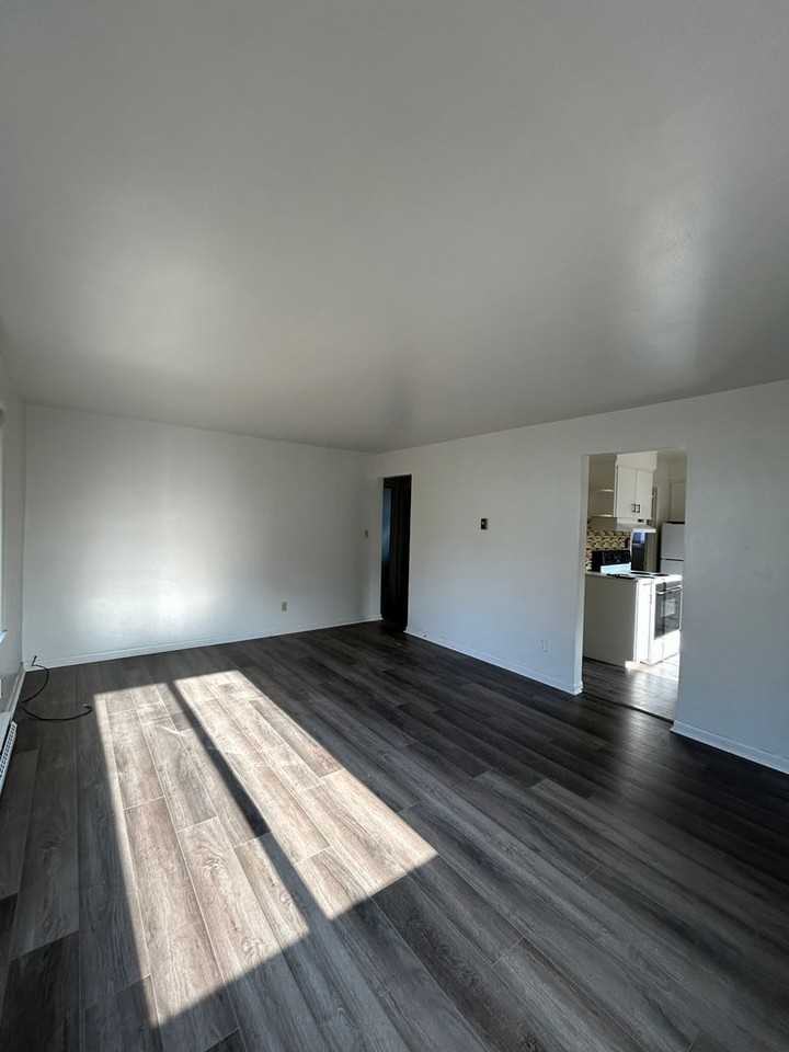 1006 Maple St - Photo 2 of 10