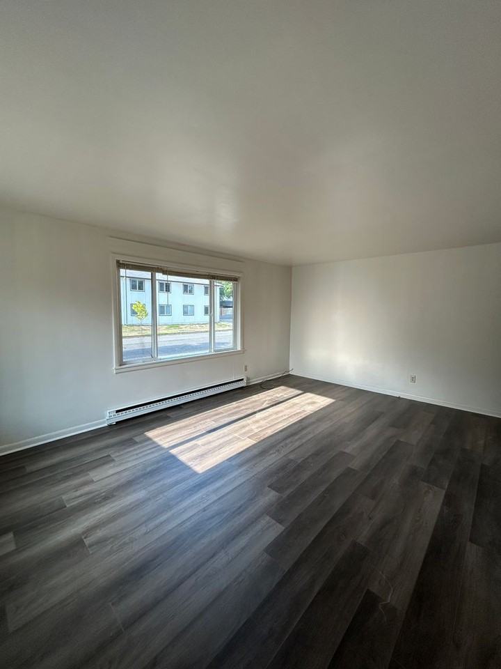 1006 Maple St - Photo 3 of 10