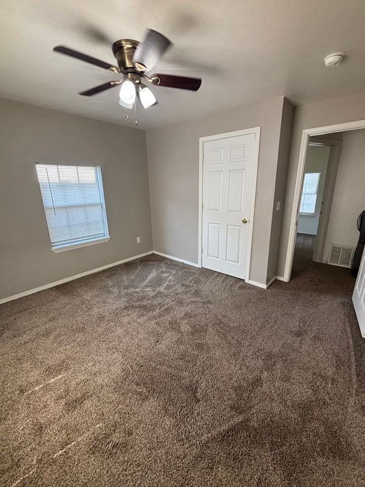 1019 Ne 3rd St - Photo 2 of 9