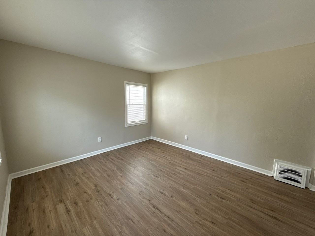 11652 Fielding St - Photo 2 of 7