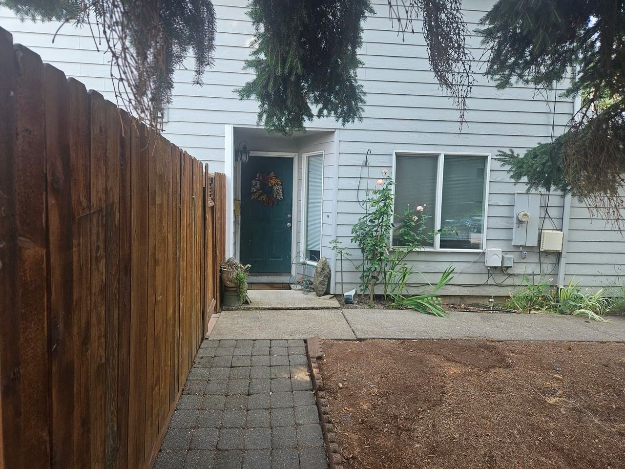 451 Nw Lincoln St - Photo 3 of 16