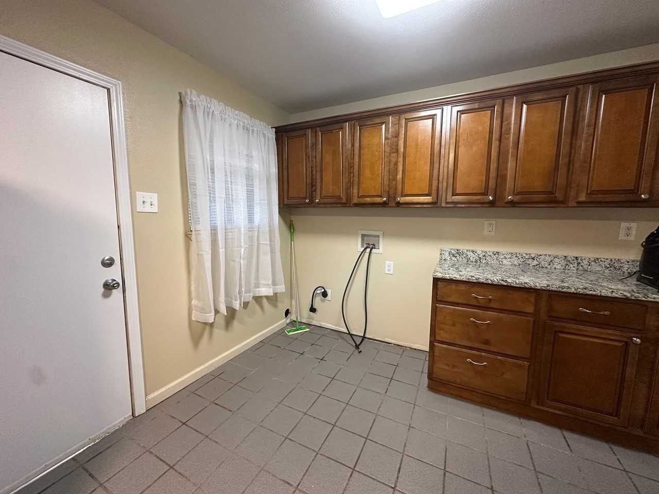 207 E H Pl - Photo 3 of 9