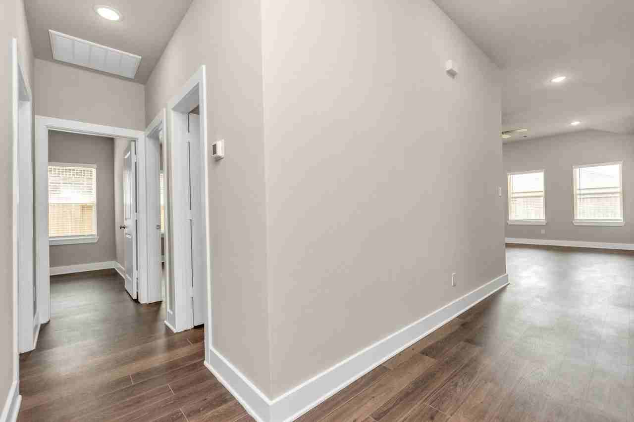 10511 Moon Valley Ln - Photo 7 of 37