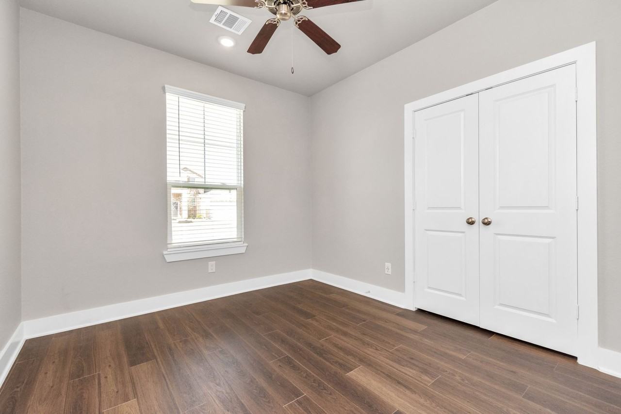 1241 Scarlet Creek Dr - Photo 3 of 34