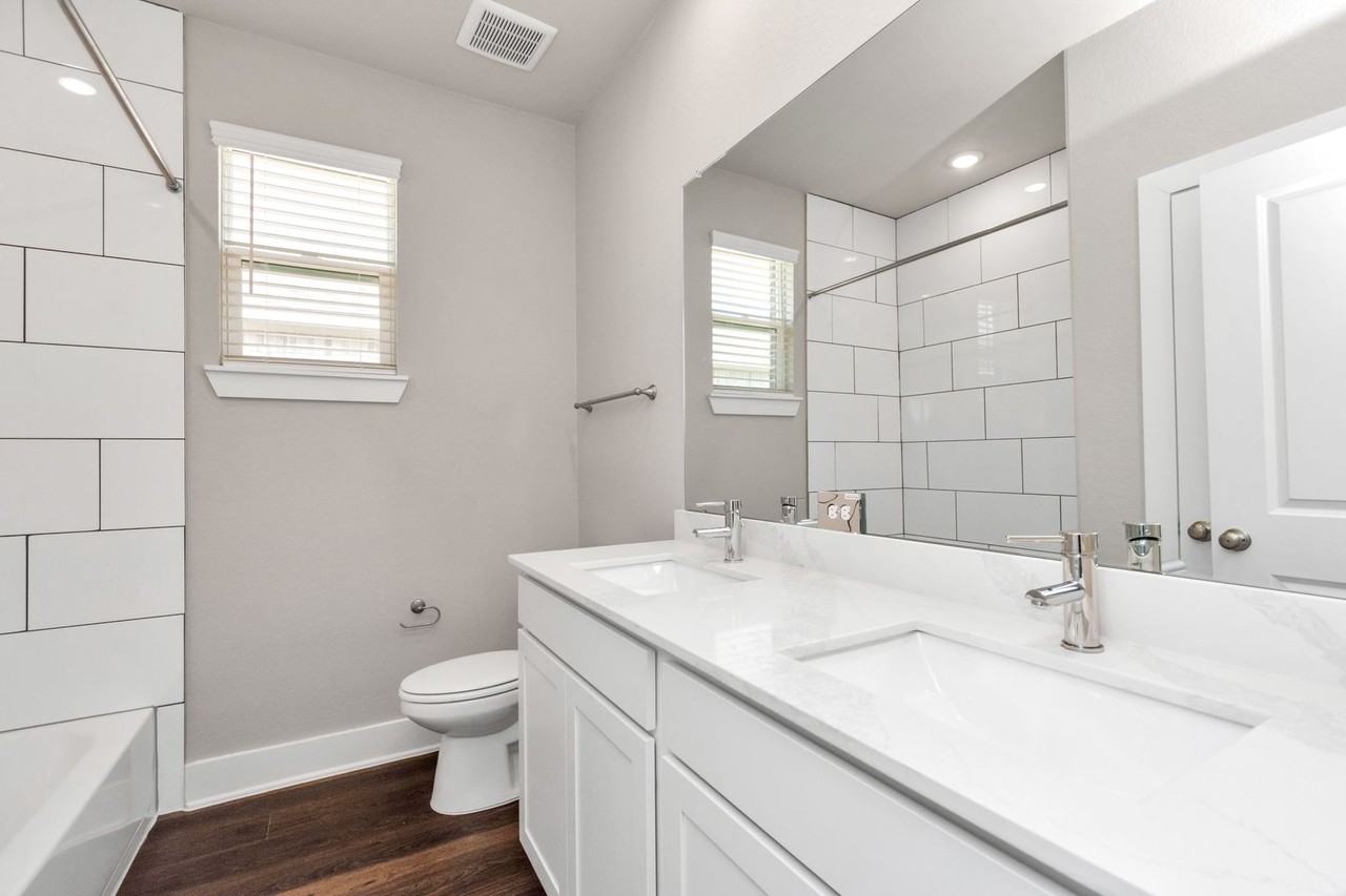 1241 Scarlet Creek Dr - Photo 5 of 34