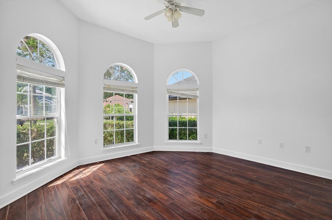 10008 Sifton Ct - Photo 4 of 34