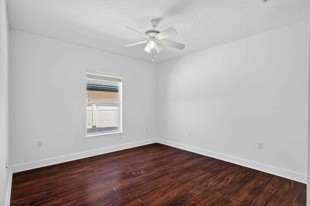 10008 Sifton Ct - Photo 6 of 34