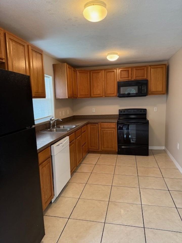 558 Imperial Pl - Photo 3 of 16
