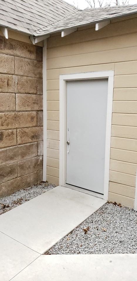 210 N Rowe St #B - Photo 3 of 15