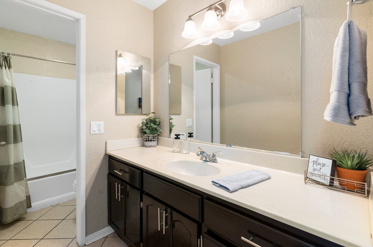 University Riverside Gardens - Photo 6 of 50