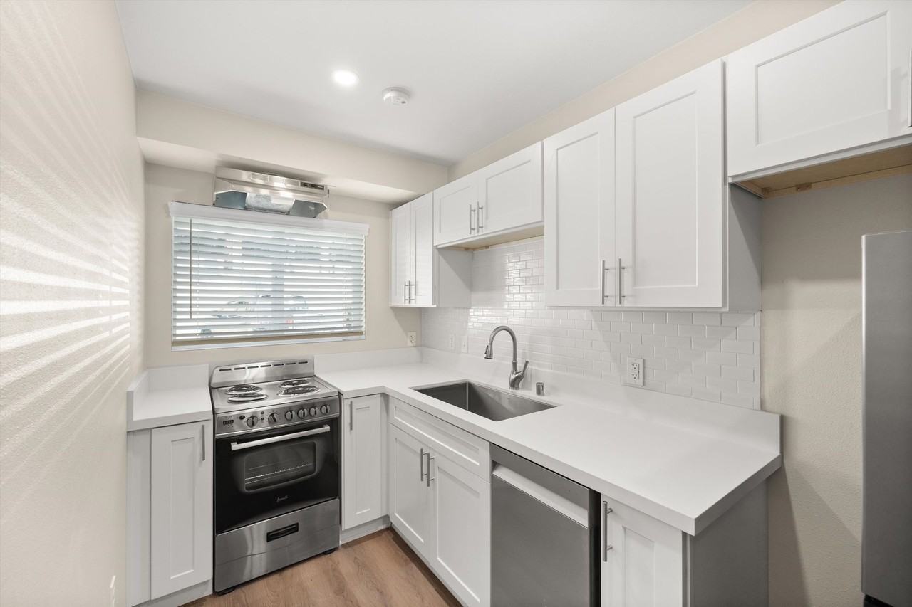 University Riverside Gardens - Photo 2 of 50