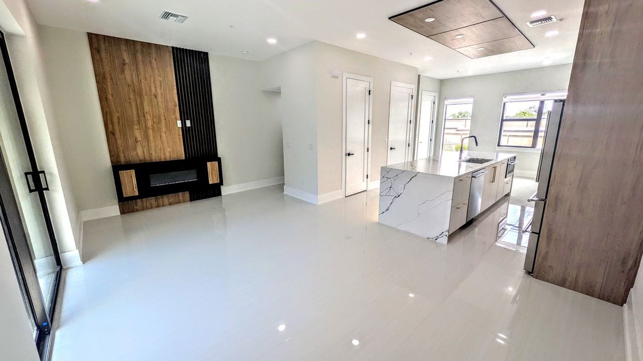 2194 Fruitville Rd - Photo 5 of 30