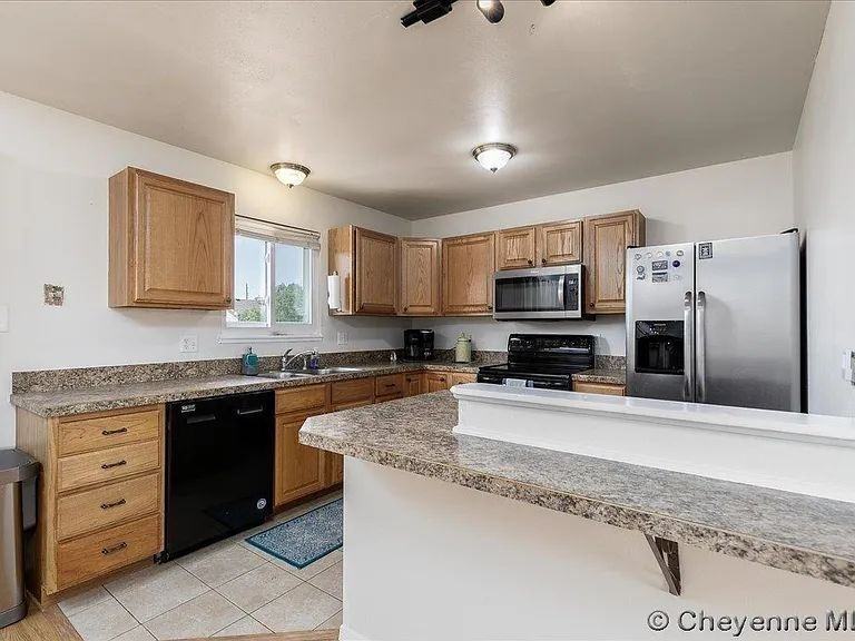 4518 Ontario Avenue - Photo 7 of 25