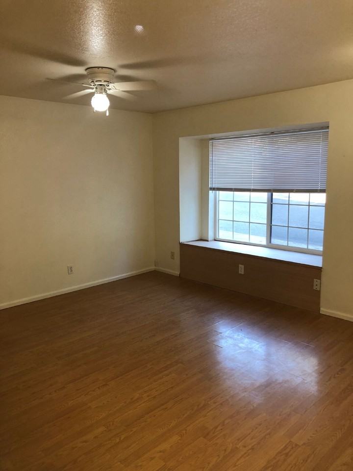 700 Ne Johnson St - Photo 3 of 9