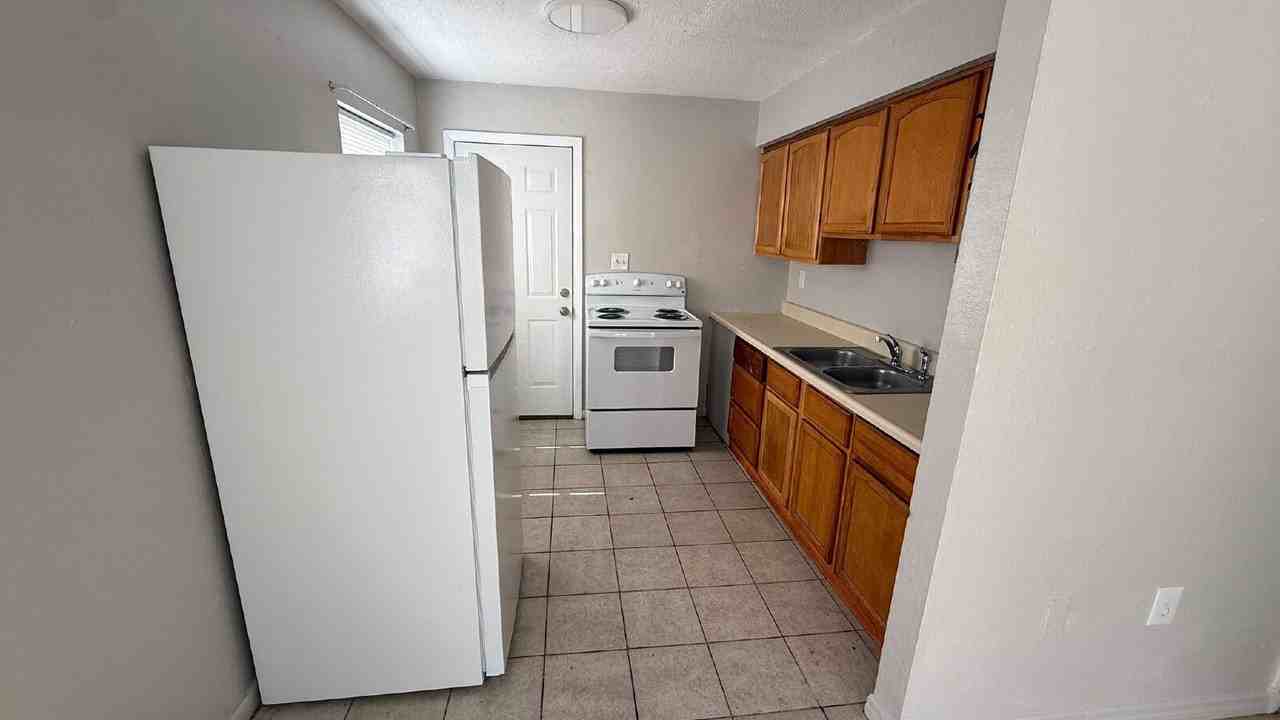 404 Peters St - Photo 2 of 6