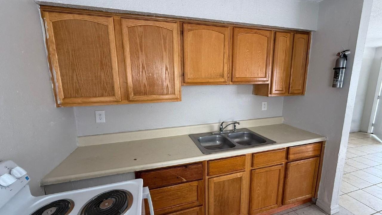 404 Peters St - Photo 3 of 6