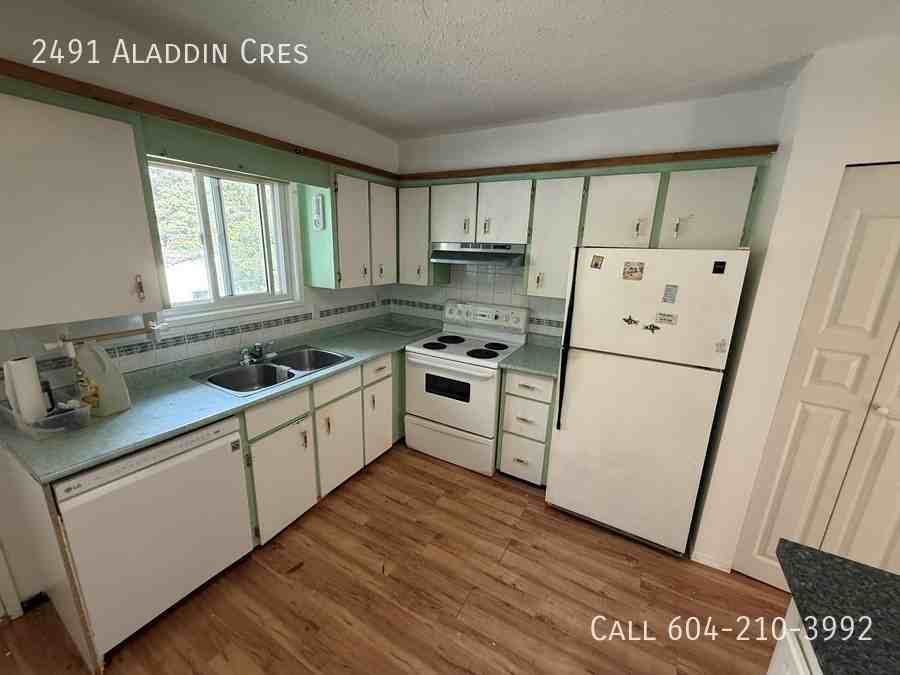 2491 Aladdin Cres - Photo 2 of 13