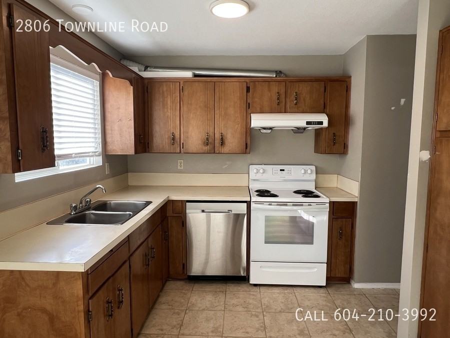 2806 Townline Rd - Photo 3 of 32